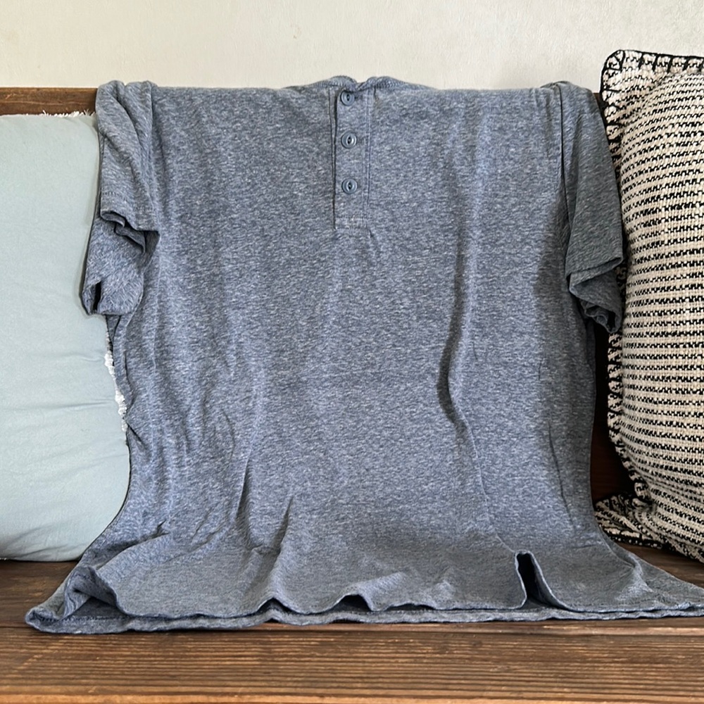 mens Old Navy tshirt